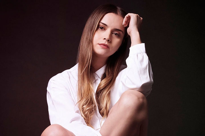 Normal
Con la cámara paralela al suelo. La mayoría de las fotos son tomadas usando este ángulo, a la altura de nuestros ojos. La imagen dará una sensación de estabilidad y será más natural. A los niños hay que fotografiarlos a su altura.

En nuestro portafolio puedes encontrar diversidad de fotografías de este ángulo.