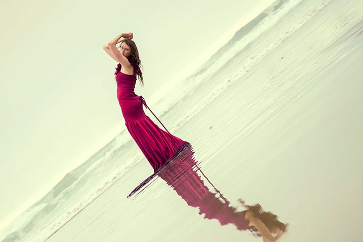 Holandés
La cámara se ubica en un ángulo de 45°, lateralmente respecto al objeto o sujeto a fotografiar. Esto hace que la línea del horizonte se perciba como una diagonal, lo que aporta dinamismo. Si buscas darle un toque fuera de lo convencional a tus fotos, esta opción es ideal para ti.